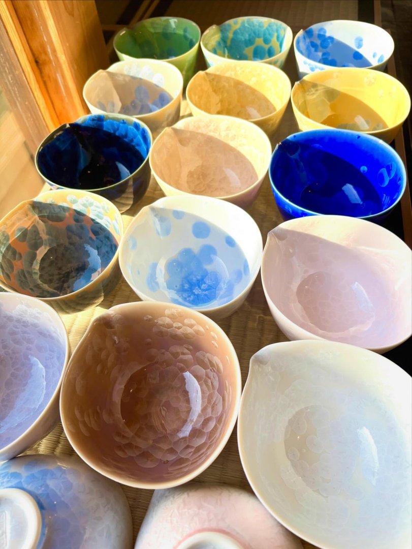 Hanakessho katakuchi bowls in many colours