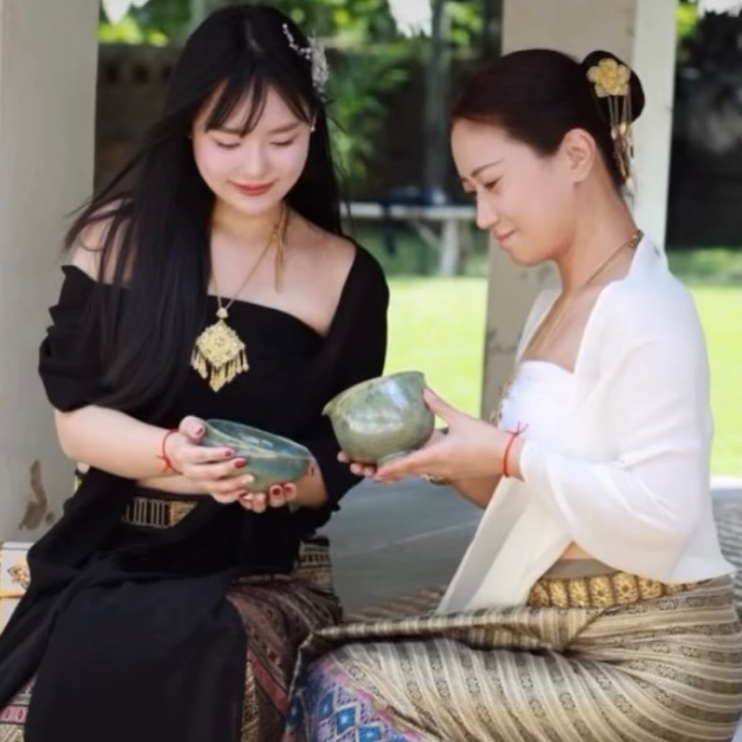 Two women holding KIWAKOTO tea bowls
